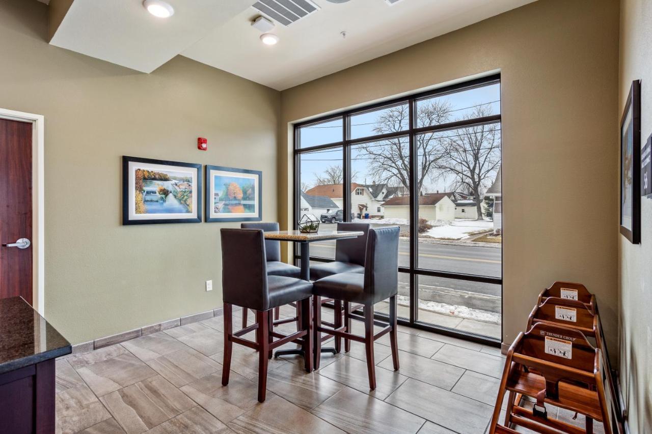Hotel Cobblestone & - Little Chute